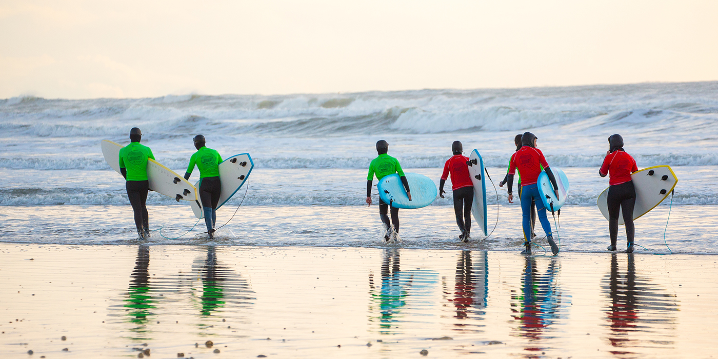 groupe de surfeurs