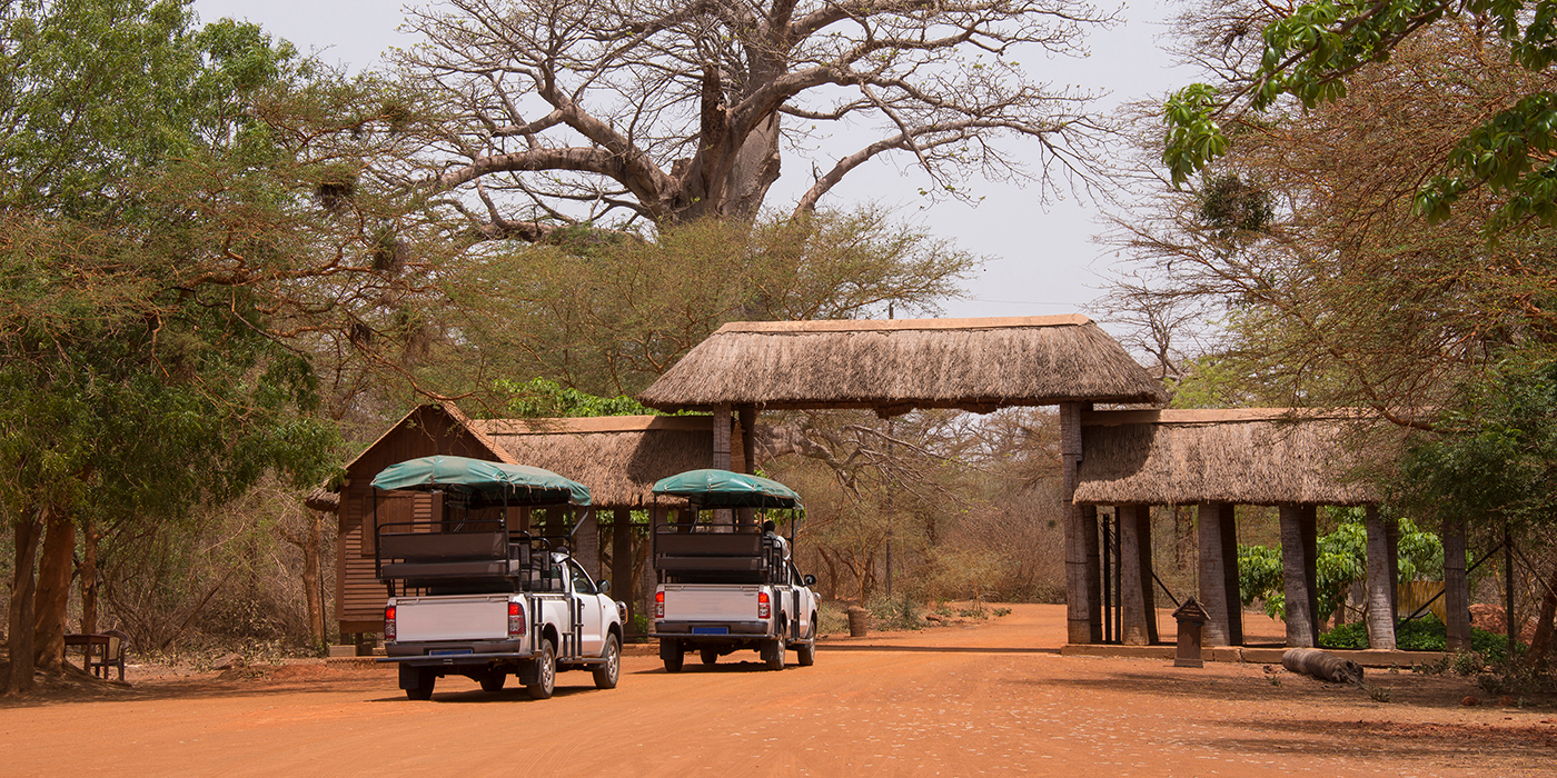Vehículos todo-terreno en la entrada a la reserva natural de Ba